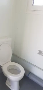 Vorgefertigtes Sanitärmodul mit WC, Urinalen, Duschen und Waschbecken – isolierte Sandwichpaneele – Bild 2