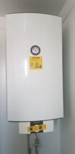 Vorgefertigtes Sanitärmodul mit WC, Urinalen, Duschen und Waschbecken – isolierte Sandwichpaneele – Bild 4