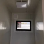 Sandwichpaneel-Container mit Sanitärraum & barrierefreiem WC – 6,00 × 3,00 m – Bild 13