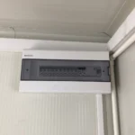 Sandwichpaneel-Container mit Sanitärraum & barrierefreiem WC – 6,00 × 3,00 m – Bild 16