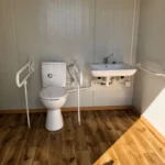 Sandwichpaneel-Container mit Sanitärraum & barrierefreiem WC – 6,00 × 3,00 m – Bild 3