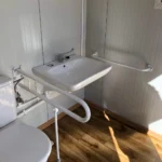 Sandwichpaneel-Container mit Sanitärraum & barrierefreiem WC – 6,00 × 3,00 m – Bild 4