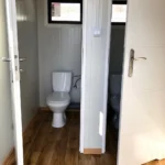 Sandwichpaneel-Container mit Sanitärraum & barrierefreiem WC – 6,00 × 3,00 m – Bild 5