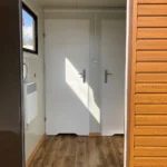 Sandwichpaneel-Container mit Sanitärraum & barrierefreiem WC – 6,00 × 3,00 m – Bild 6