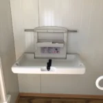 Sandwichpaneel-Container mit Sanitärraum & barrierefreiem WC – 6,00 × 3,00 m – Bild 7