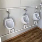 Sandwichpaneel-Container mit Sanitärraum & barrierefreiem WC – 6,00 × 3,00 m – Bild 2