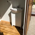 Sandwichpaneel-Container mit Sanitärraum & barrierefreiem WC – 6,00 × 3,00 m – Bild 10