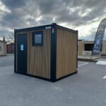 Vorgefertigtes Sanitärmodul mit WC, Urinalen, Duschen und Waschbecken – isolierte Sandwichpaneele – Bild 6