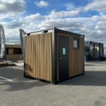 Vorgefertigtes Sanitärmodul mit WC, Urinalen, Duschen und Waschbecken – isolierte Sandwichpaneele