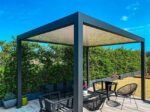Bioklimatische freistehende Pergola Génova 4 × 3 m Grau mit weißen Lamellen